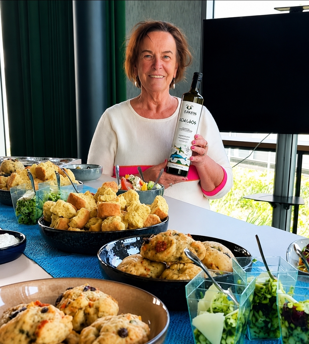 Annick met Zakros olijfolie uit Kreta en huisgemaakte Griekse gerechten
